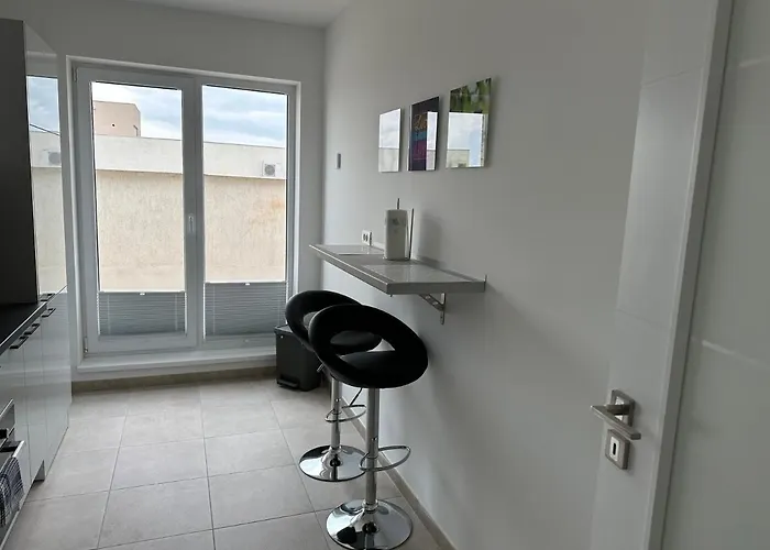 Fabulous Penthouse Lakeview W20 דירה